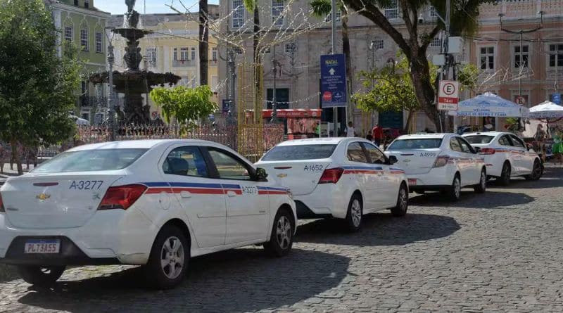 Fila de táxi no centro histórico de Salvador