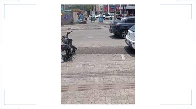 Motocicleta ocupa espaço no ponto de táxi