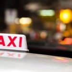 acrílico de táxi sobre o teto de um carro