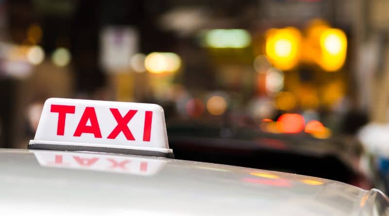 acrílico de táxi sobre o teto de um carro