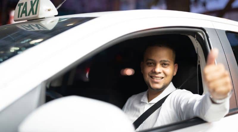 taxista dentro do táxi fazendo o sinal de legal - Foto Dia do Taxista (800 × 445 px) (2)
