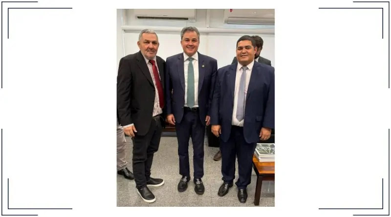 Presidente do Sindicato dos Taxistas da Paraíba, Wellington Macedo, com o senador paraibano Efraim Filho (UB)