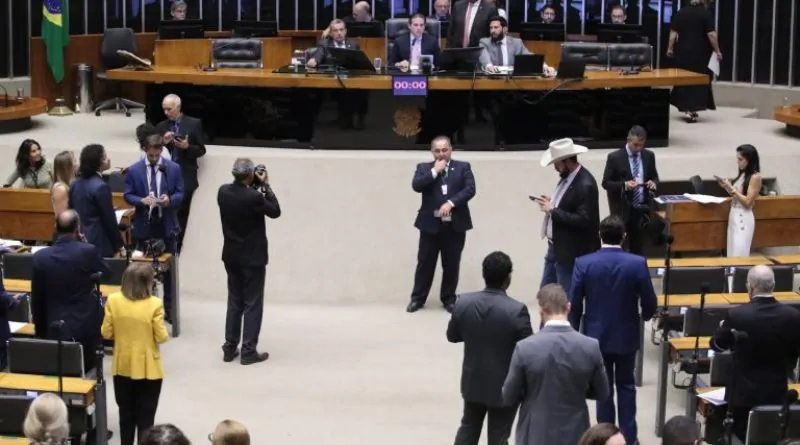 Deputados na sessão do Plenário desta segunda-feira (27)