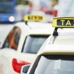 táxi saindo do ponto
