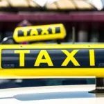 Semob publica quatro novas cassações de alvarás de táxi e corrige portaria anterior em Salvador acrílico no teto de um táxi