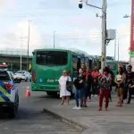 Semob divulga mais de 700 remoções em 2026, mas taxistas afirmam que transporte clandestino continua dominando aeroporto e rodoviária viatura da Semob Salvador em ponto de ônibus